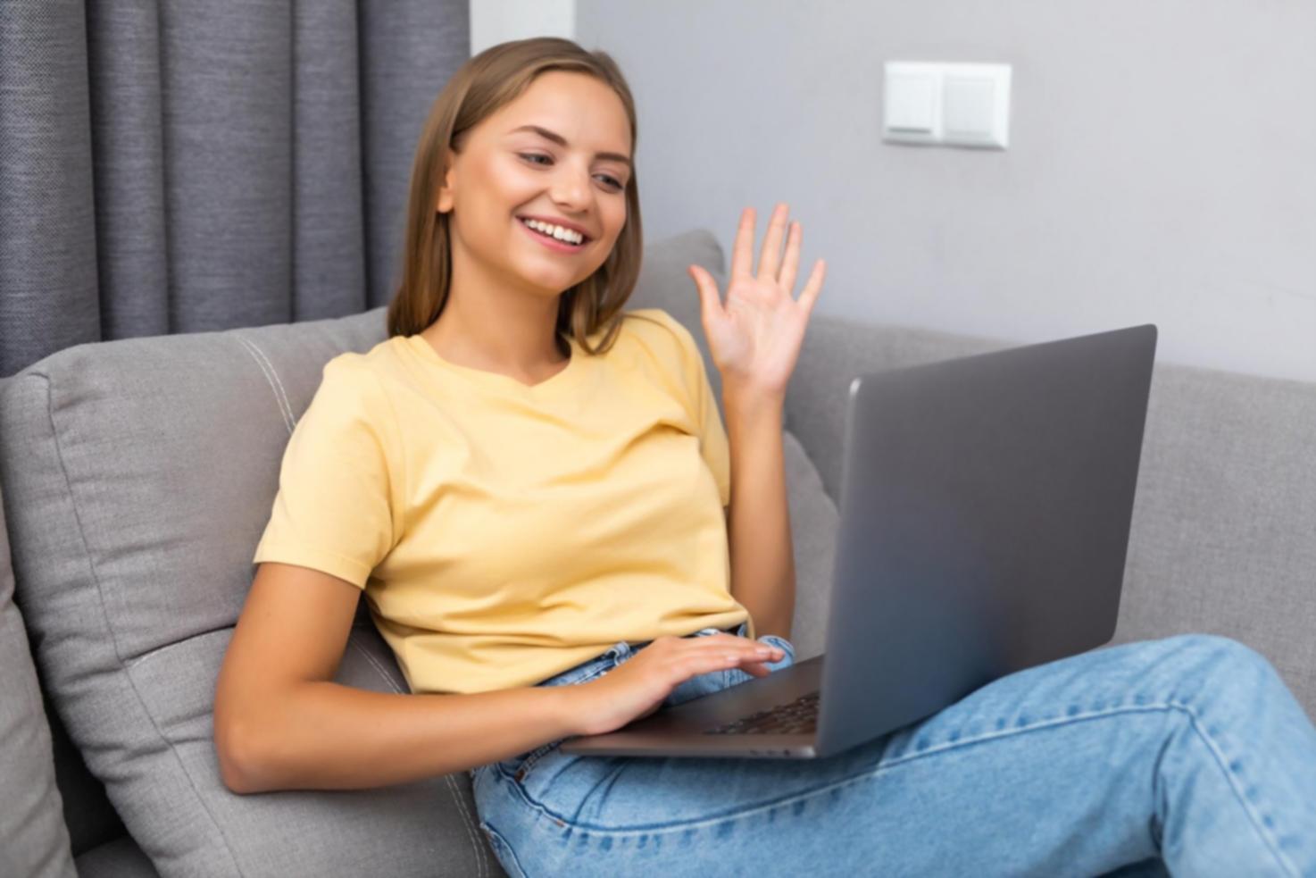 Bureau moderne avec analyses financières et graphiques